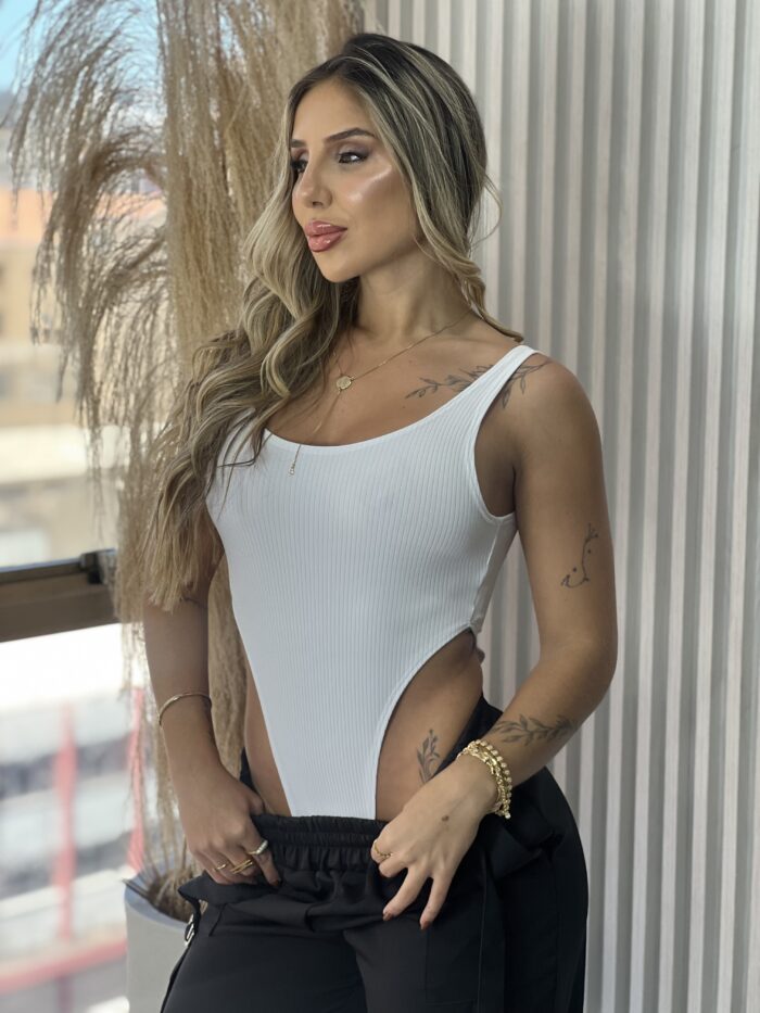 body canelado cavado branco