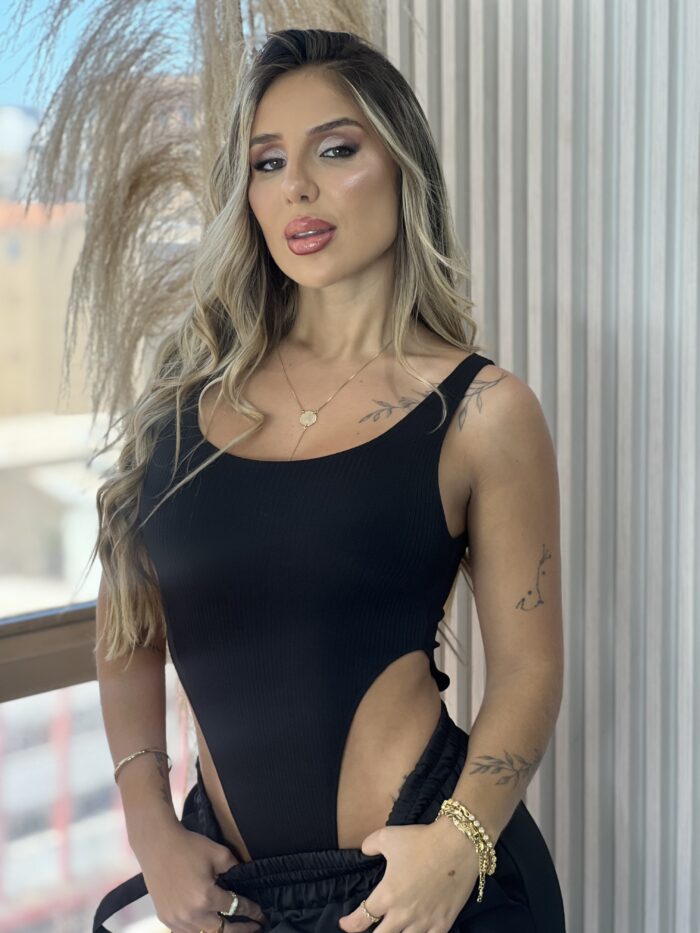 body canelado cavado preto