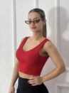 black cropped moni vermelho