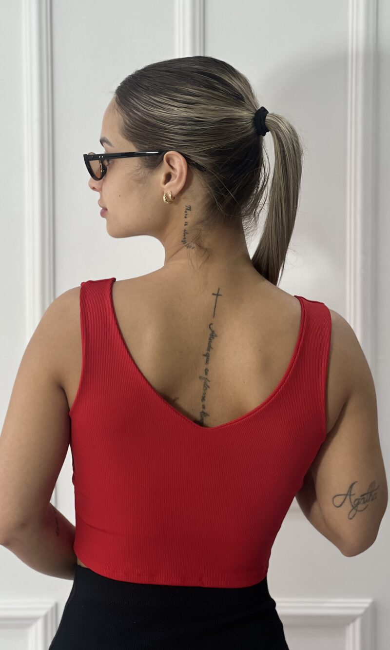 black cropped moni vermelho