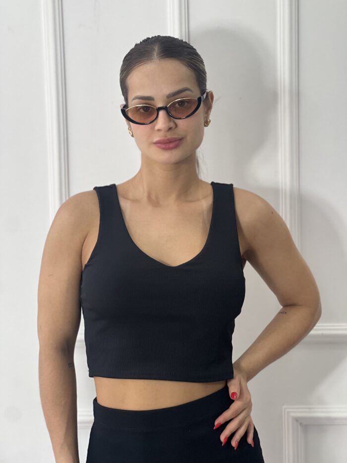 black cropped moni preto