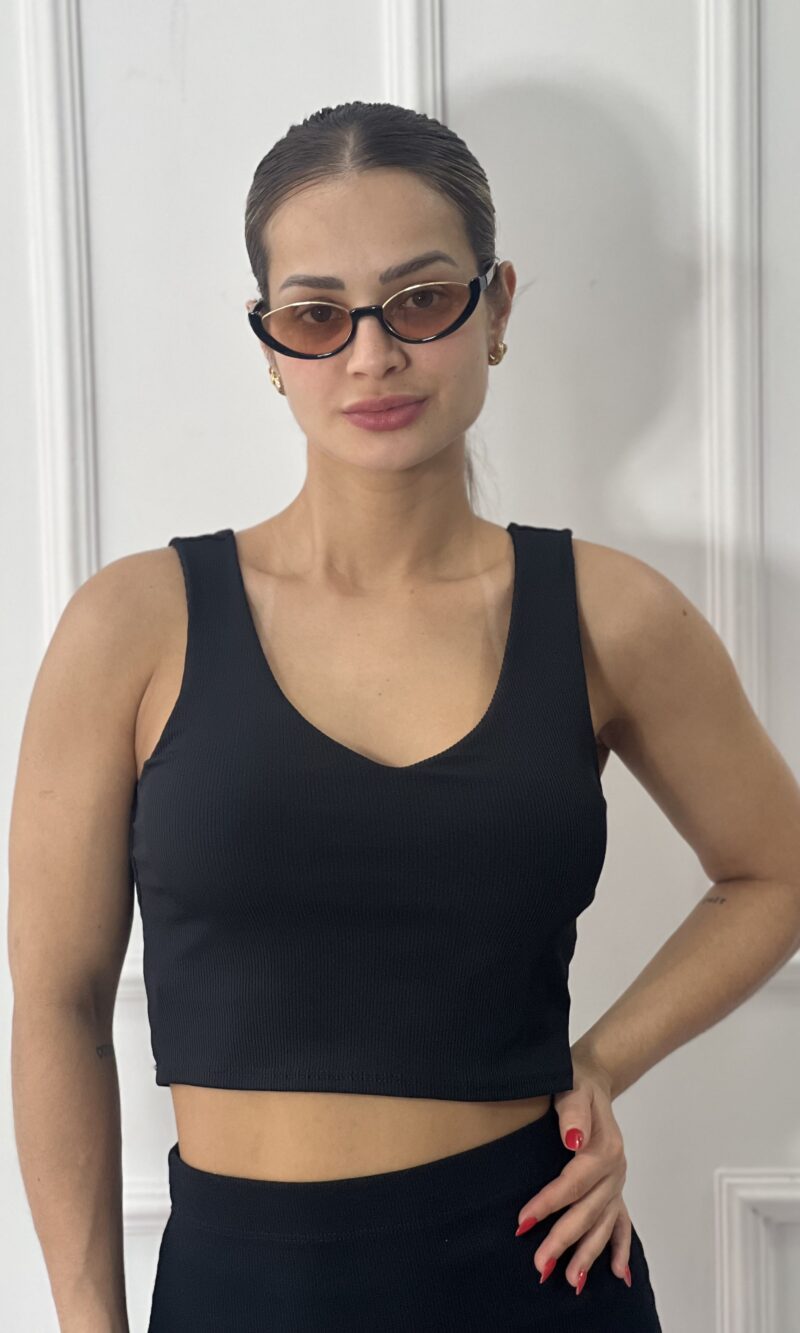 black cropped moni preto