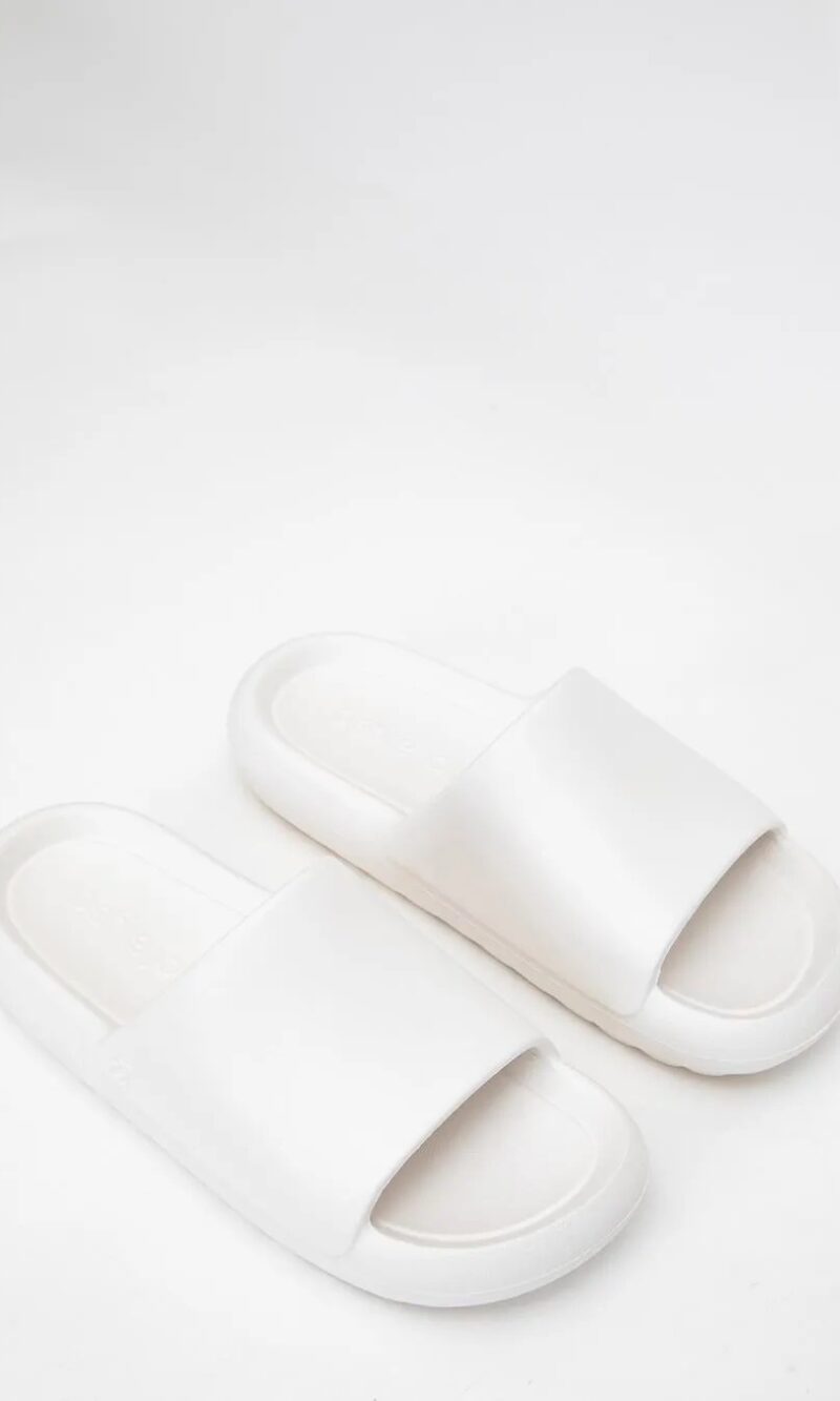 chinelo slide nuvem off white petite jolie pj7639 chinelo slide nuvem off white petite jolie pj7639
