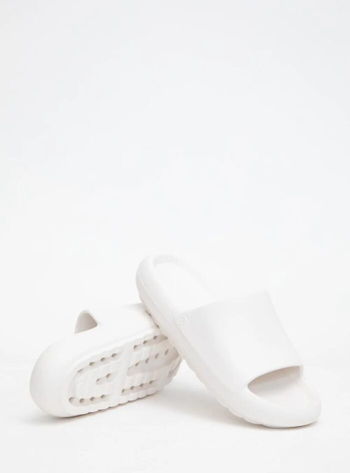 chinelo slide nuvem off white petite jolie pj7639 chinelo slide nuvem off white petite jolie pj7639