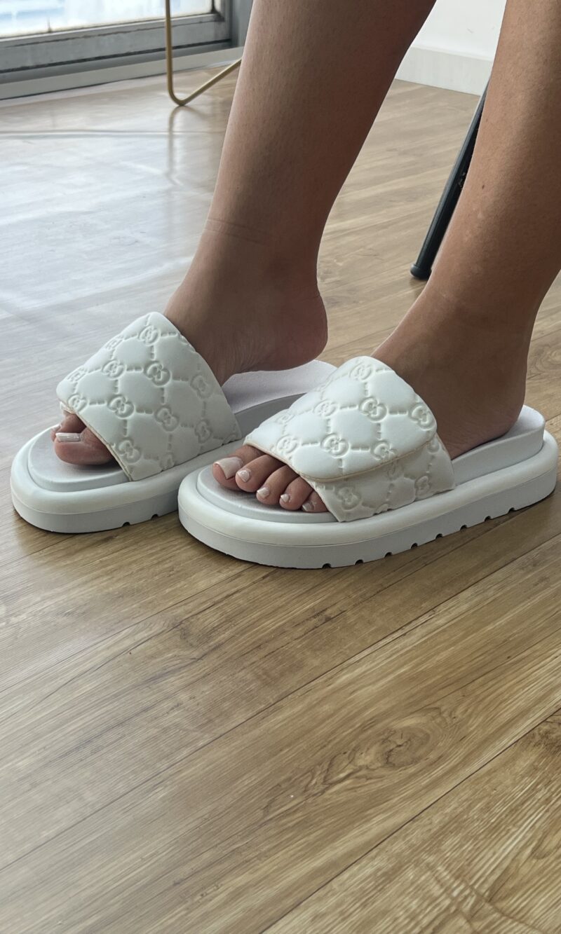chinelo tendencia com velcro branco