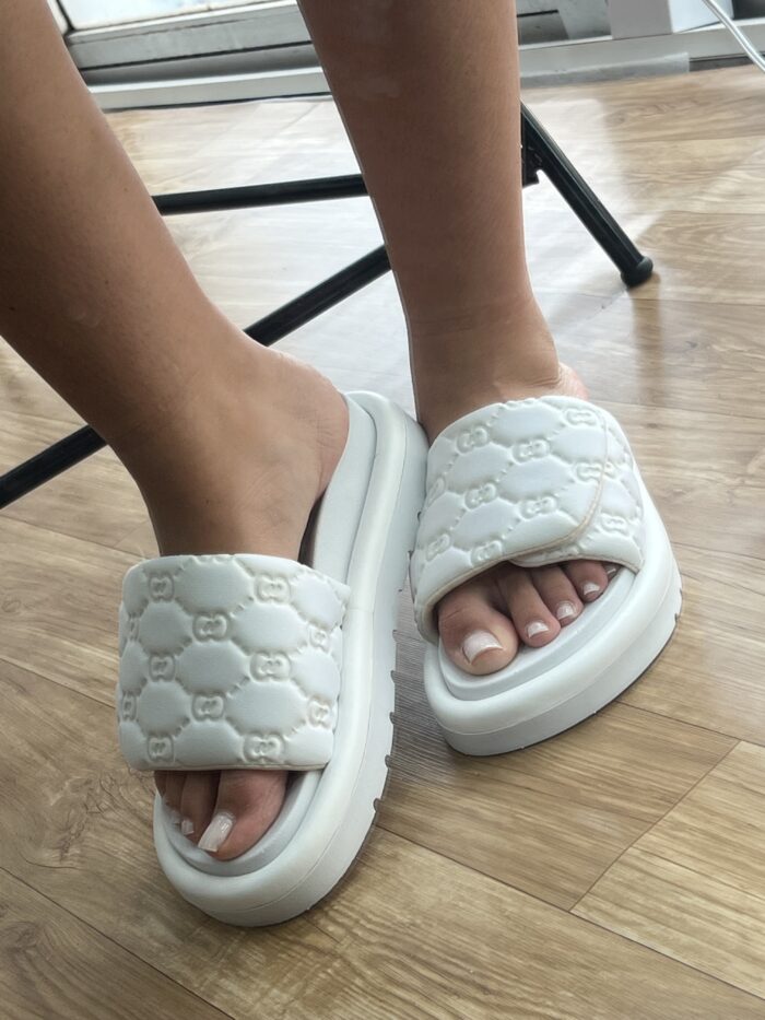 chinelo tendencia com velcro branco chinelo tendencia com velcro branco