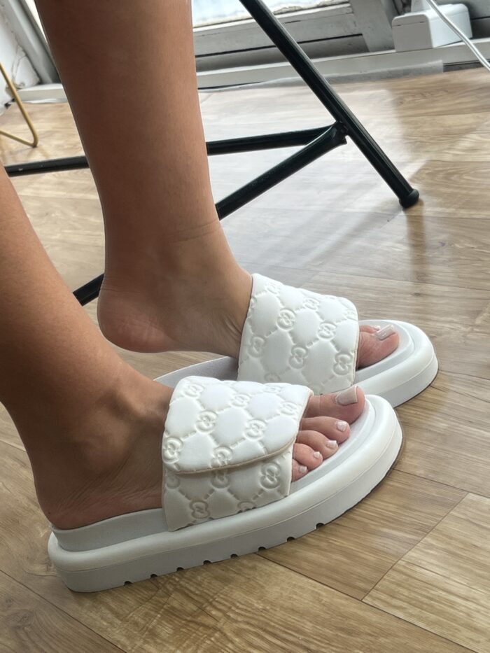 chinelo tendencia com velcro branco chinelo tendencia com velcro branco