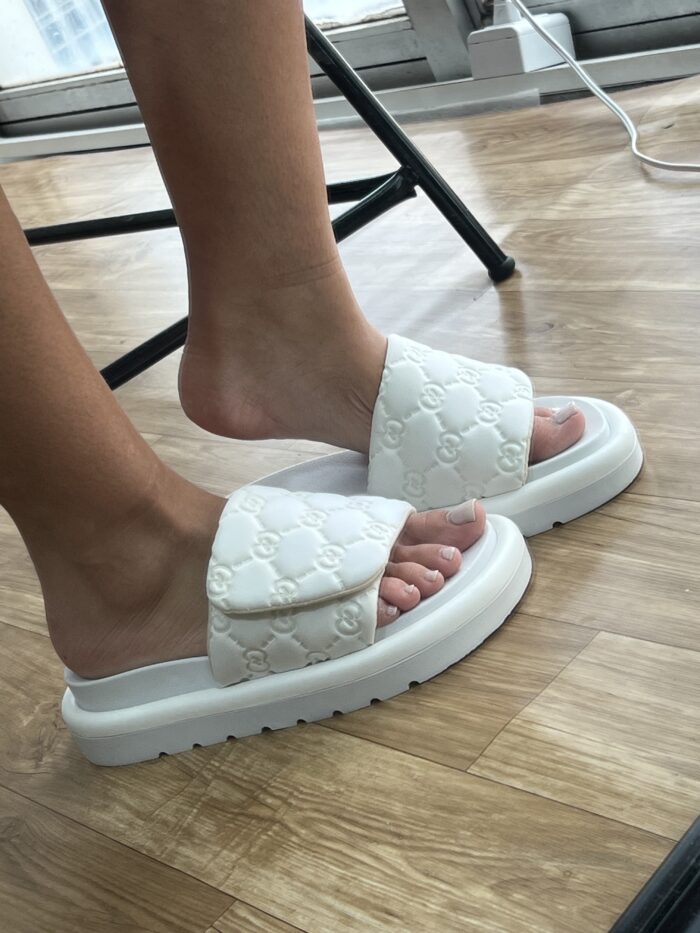 chinelo tendencia com velcro branco