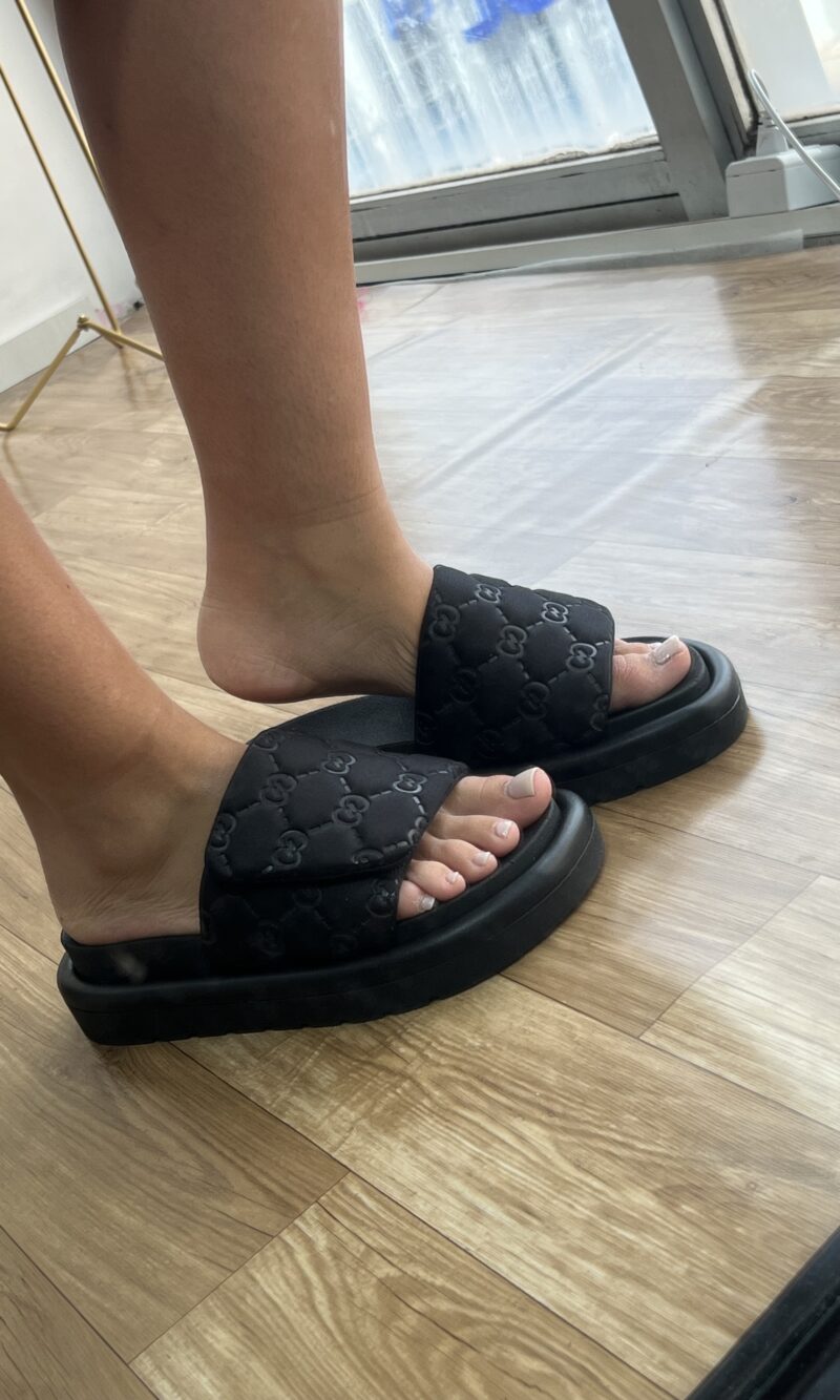 chinelo tendencia com velcro preto