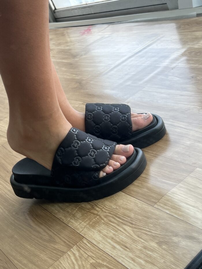 chinelo tendencia com velcro preto