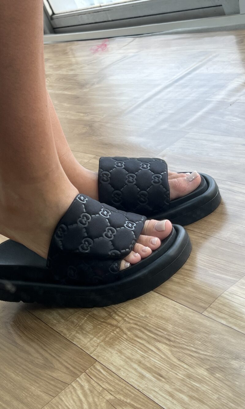 chinelo tendencia com velcro preto