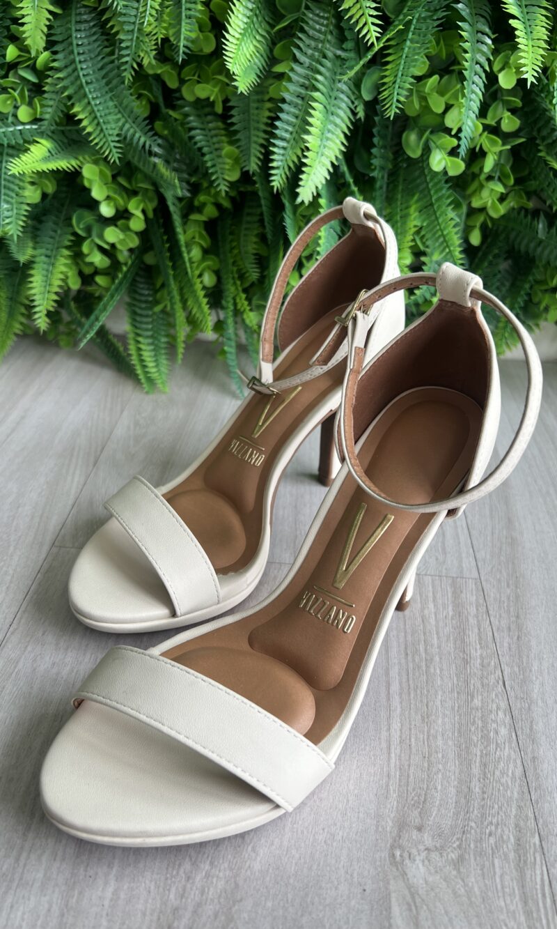 sandalia salto agulha off white vizzano 6210.655