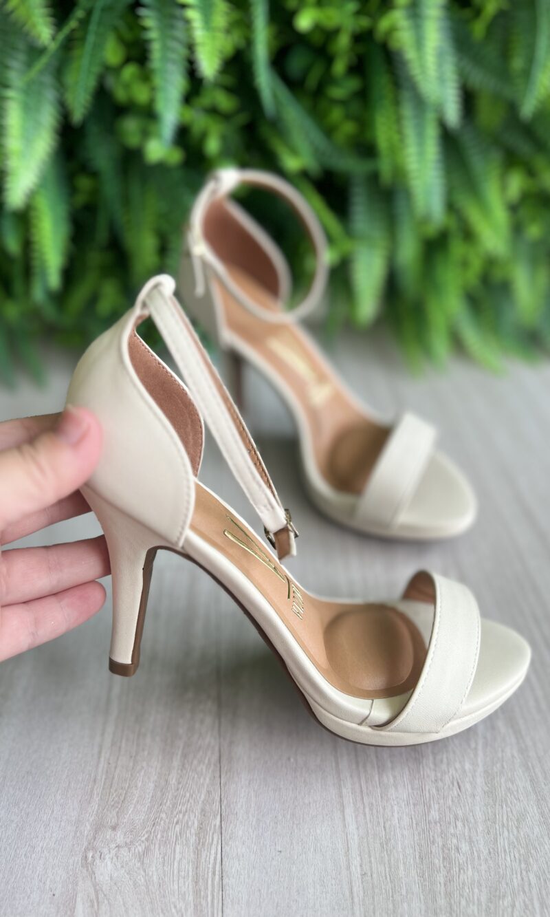 sandalia salto agulha off white vizzano 6210.655 sandalia salto agulha off white vizzano 6210.655