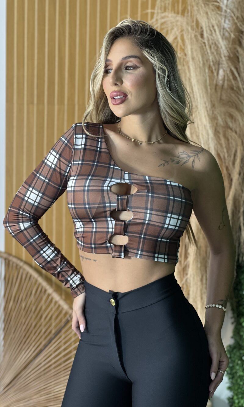 cropped um ombro so xadrez marrom