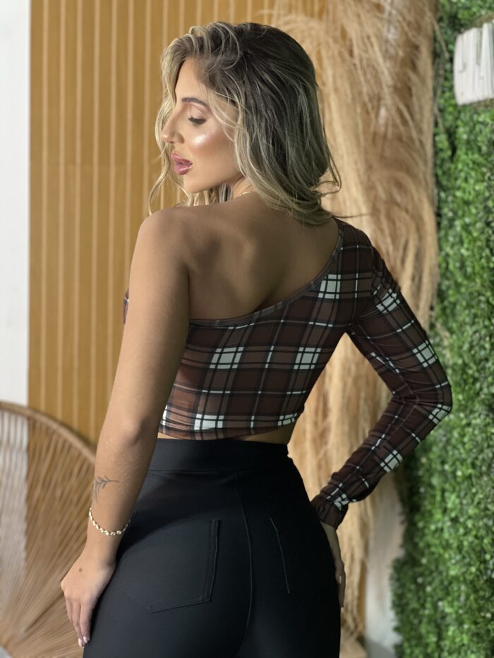 cropped um ombro so xadrez marrom cropped um ombro so xadrez marrom