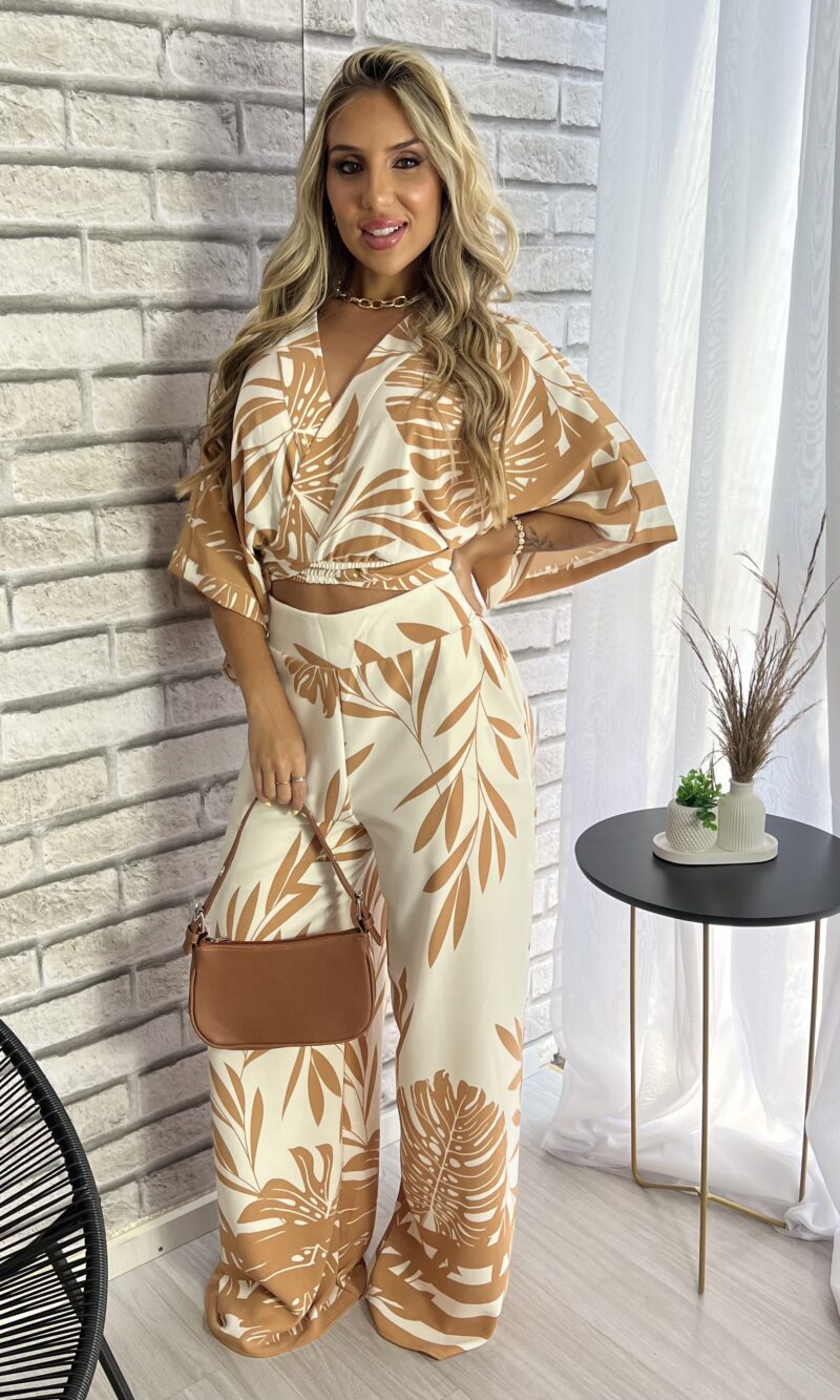 conjunto mi estampado bege