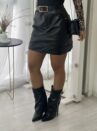 saia com short e cinto couro preto