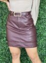 saia com short e cinto couro bordo