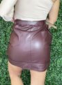 saia com short e cinto couro bordo