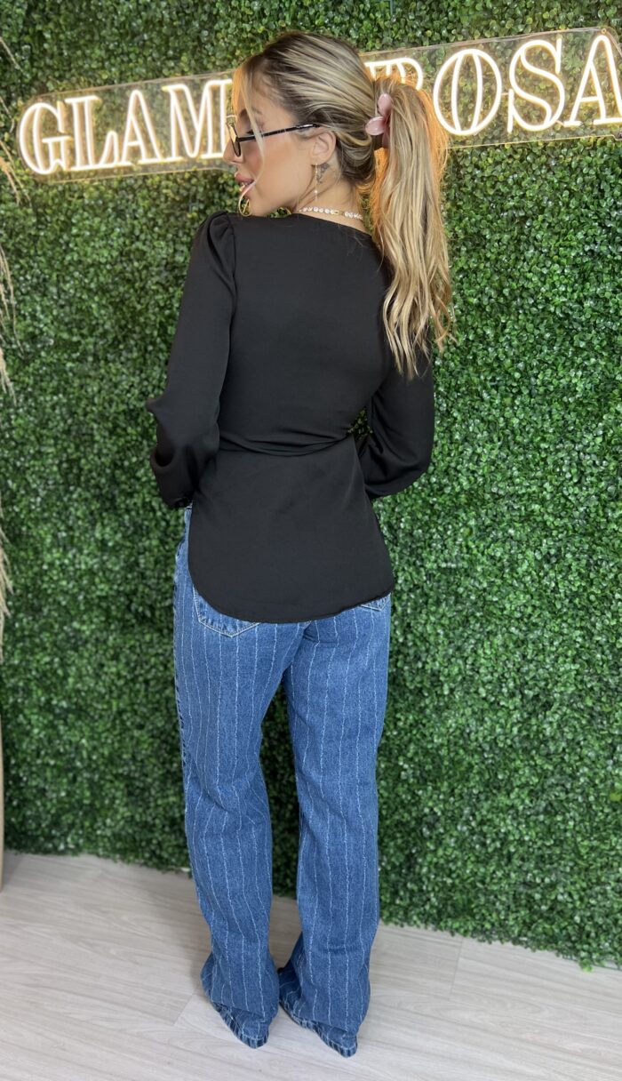 camisa cropped alongada agata preto camisa cropped alongada agata preto