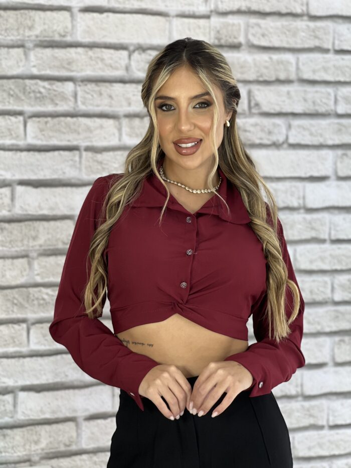 camisa cropped bordo