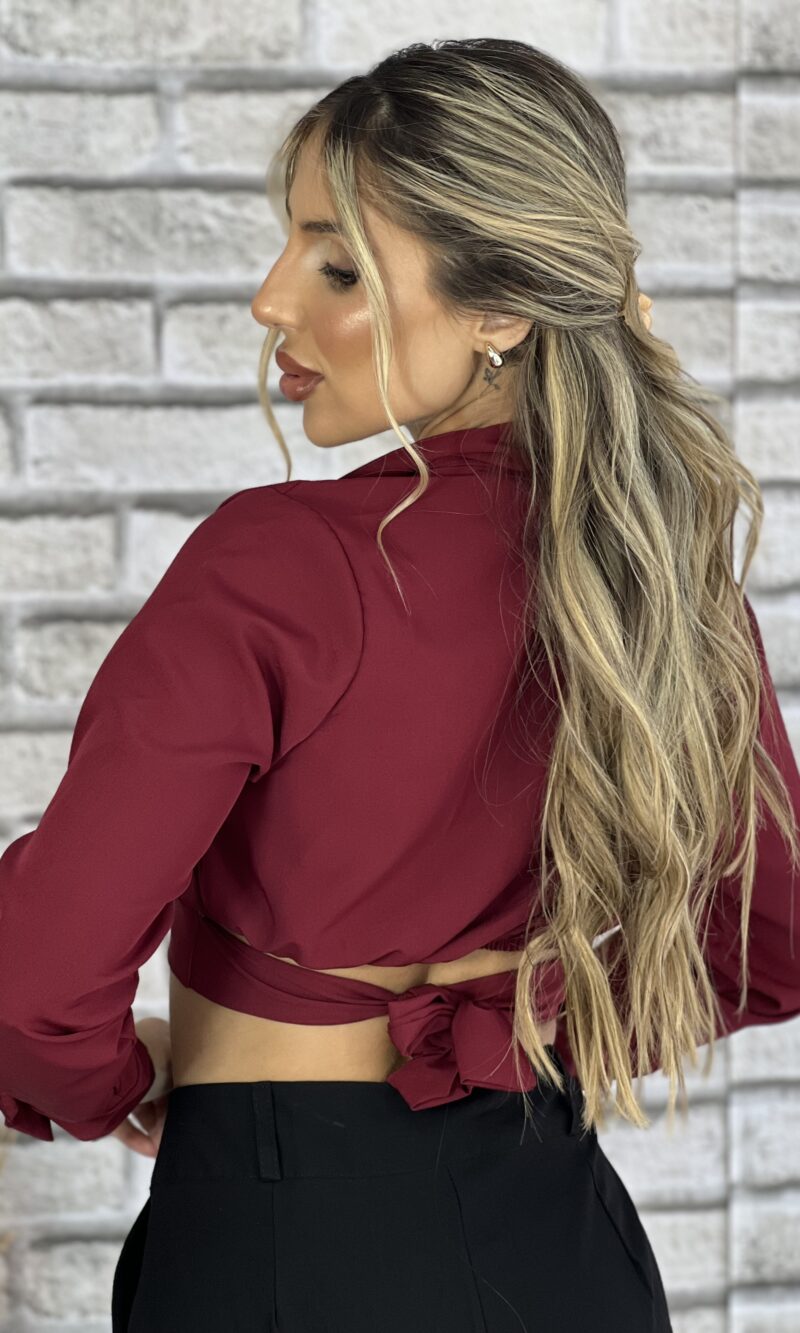 camisa cropped bordo
