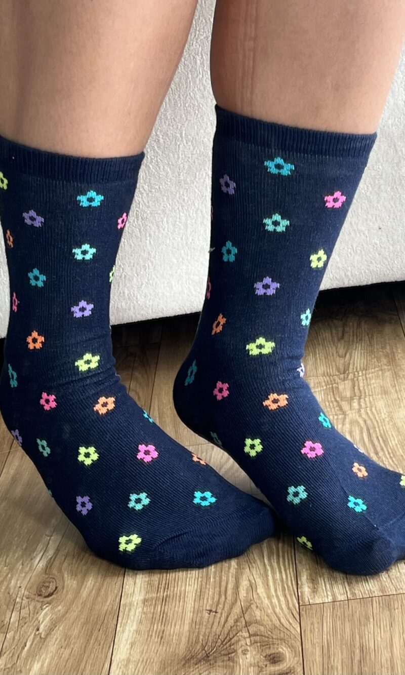 meia cano medio estampado azul marinho flor
