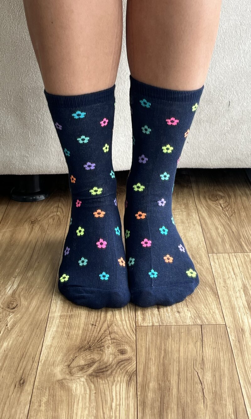 meia cano medio estampado azul marinho flor