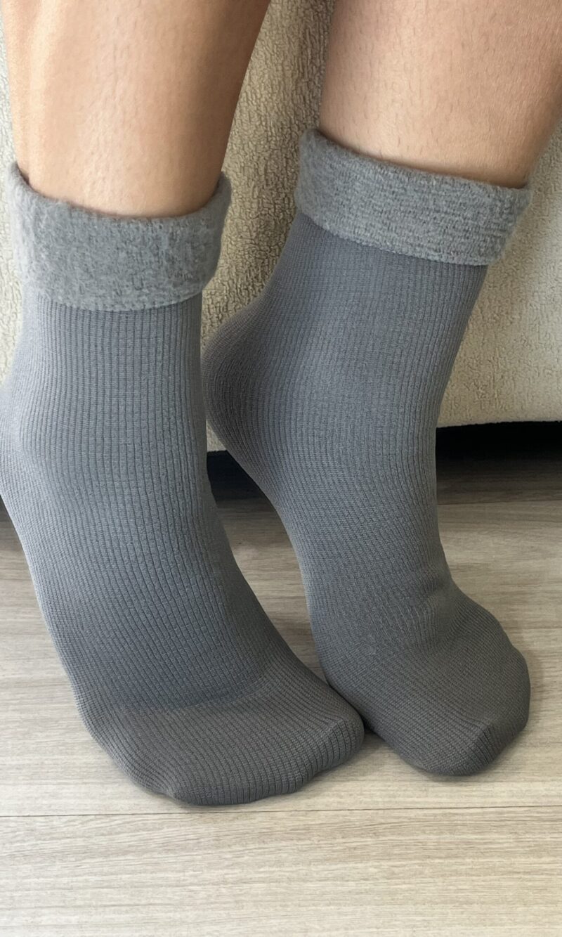 meia apeluciada cinza