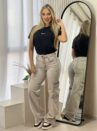 calca jeans wide leg cargo fabi